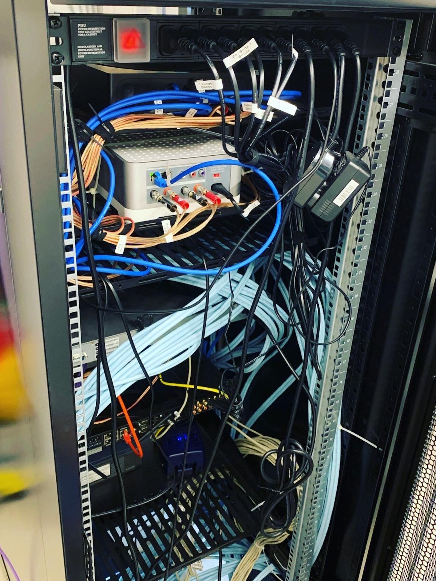 Multimedia AV rack with no cable management or optimisation