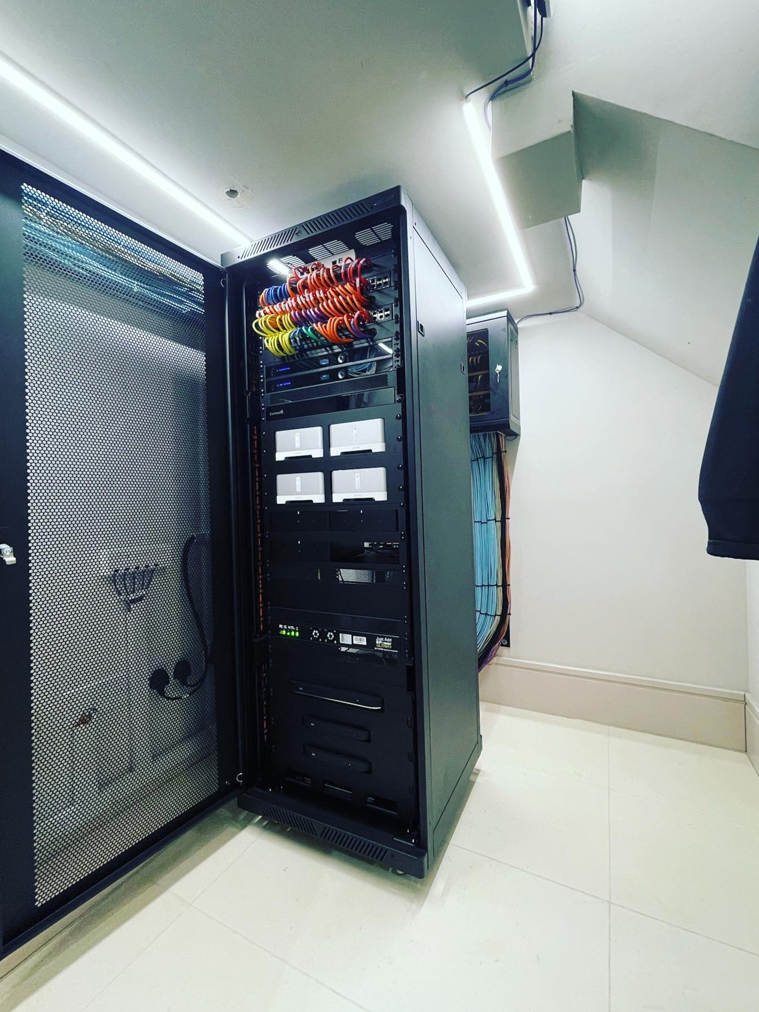 Multimedia AV rack with multiple Sonos Connects and optimised cable management