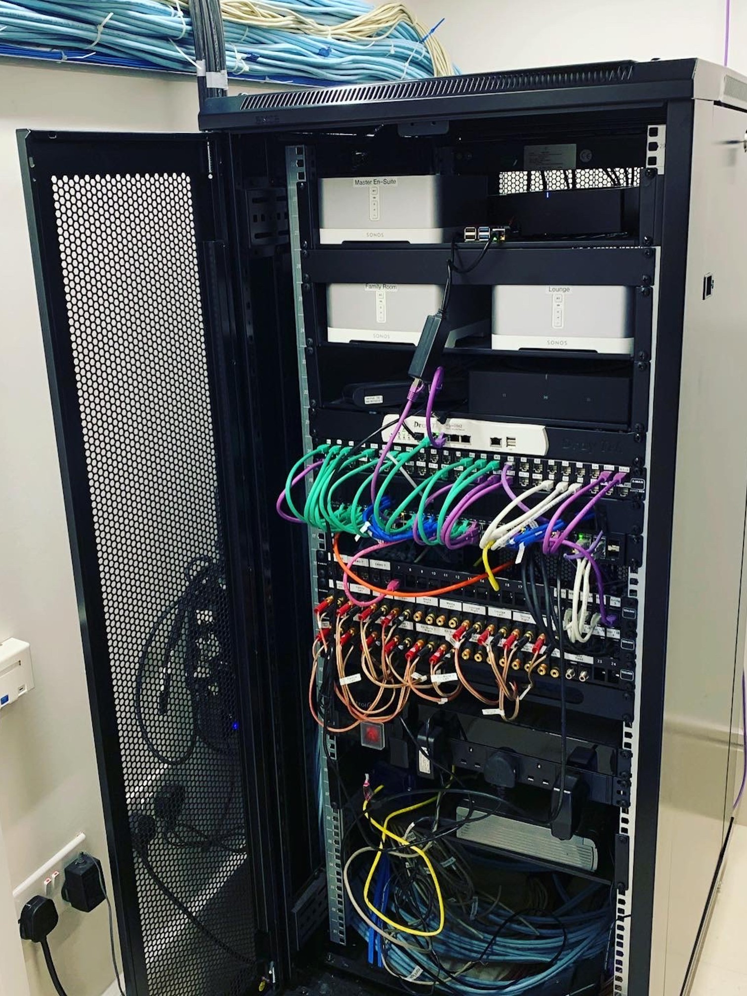 Multimedia AV rack with no cable management or optimisation