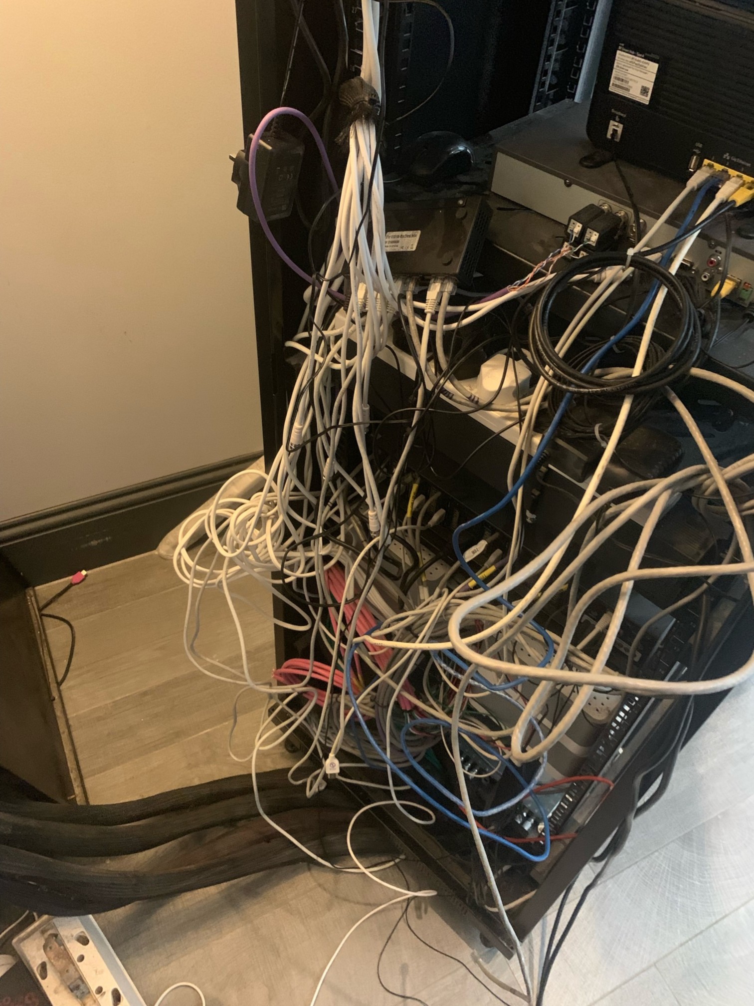 Multimedia AV rack with no cable management and poorly optimised