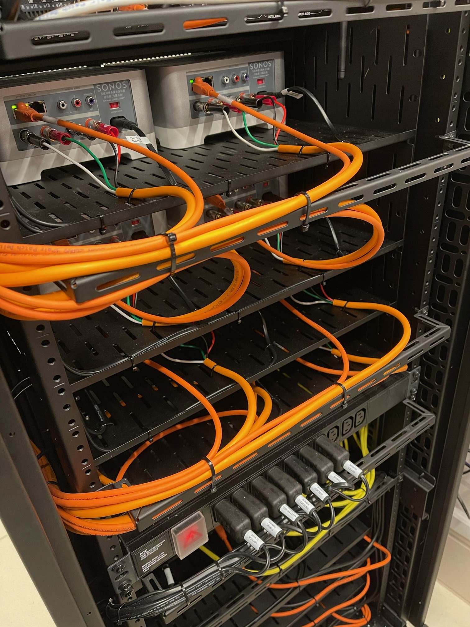 Multimedia AV rack with optimised cable management
