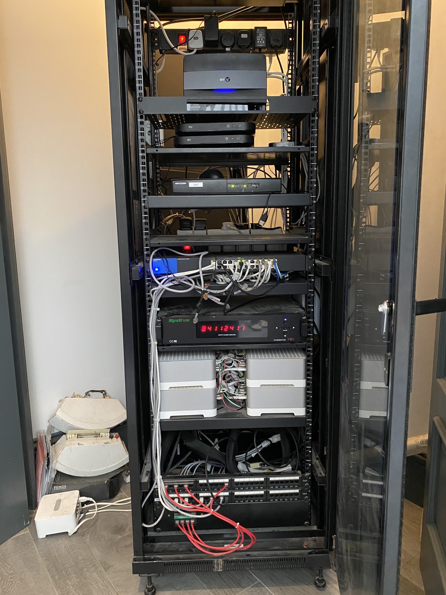 Multimedia AV rack with no cable management